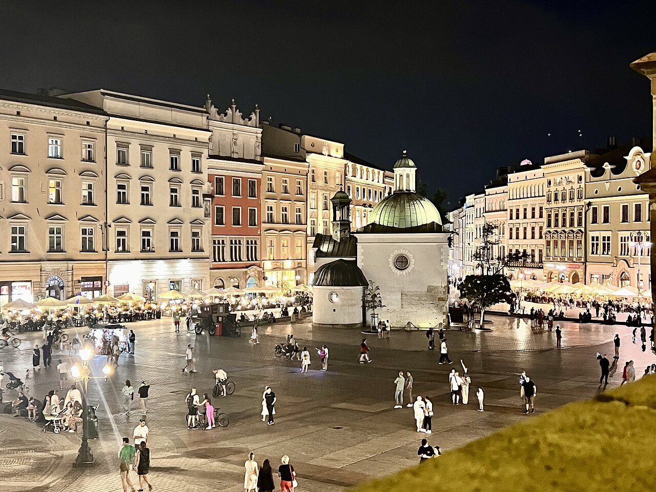 Kościół świętego Wojciecha na Rynku Głównym nocą
