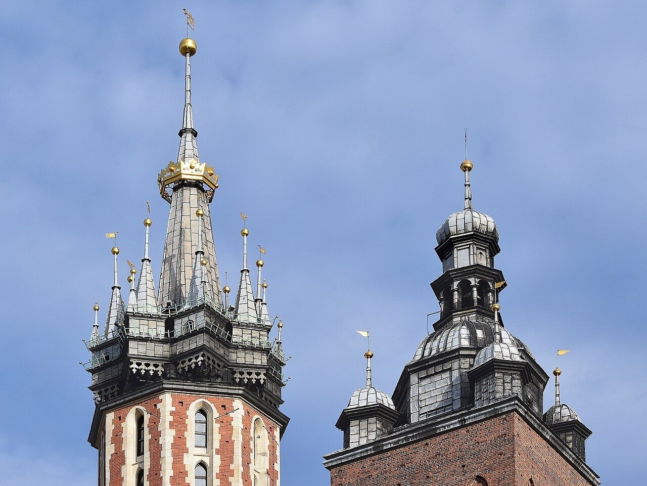 Wieże kościoła Mariackiego nad Rynkiem Głównym